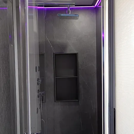 船上ホテル Neon Bigigio House Boat *