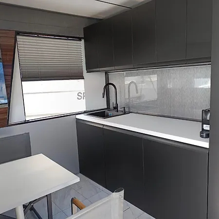 Neon Bigigio House Boat Hotel en barco Lisanza