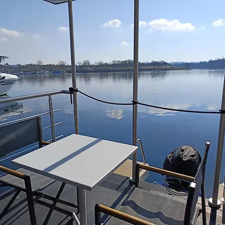 Botel Neon Bigigio House Boat